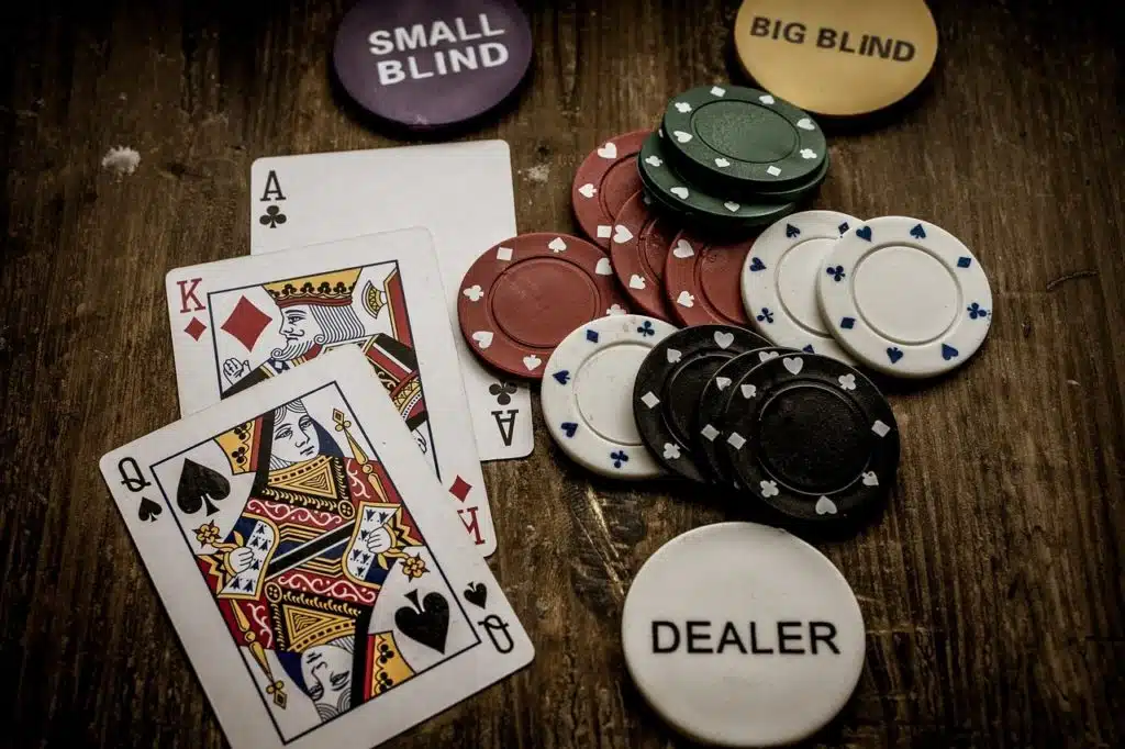 Poker žetoni i karte na stolu poker-žetoni-i-karte-na-stolu