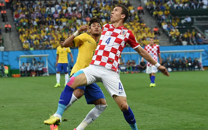 Ivan Perišić u duelu s Neymarom na SP-u 2014.