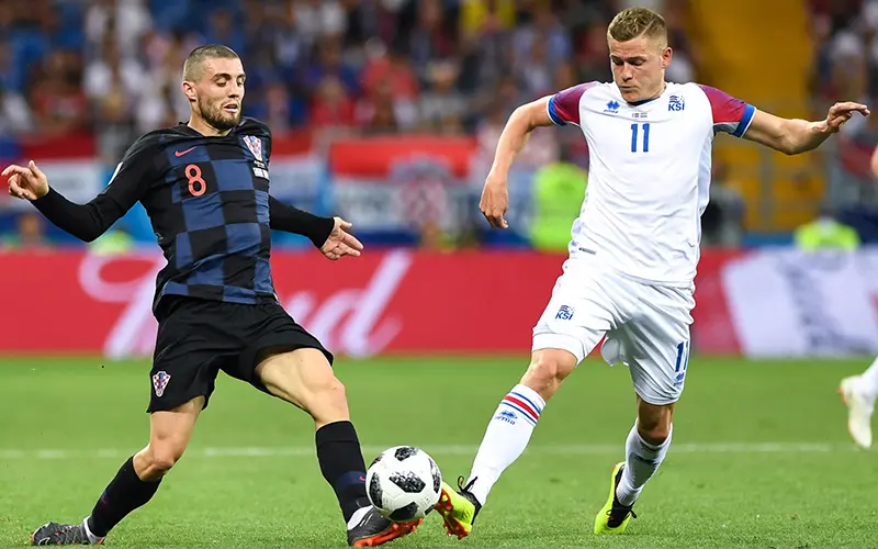 Mateo Kovačić u duelu s igračem Islanda na Svjetskom prvenstvu 2018.